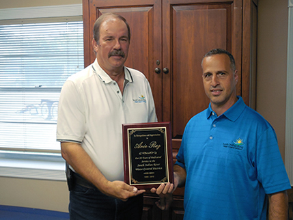 President Stephen Hinkle presents Level 3 Operator Arie Raz an award for 20 years of service.